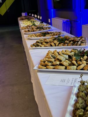 Nahaufnahme von frisch zubereiteten Kanapees beim Catering