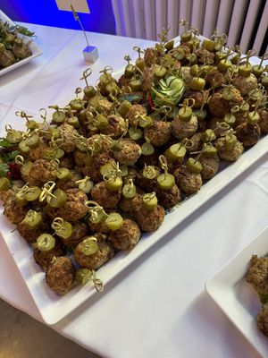 Dessert-Station mit vielfältigen süßen Leckereien