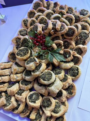 Kleine Häppchen appetitlich angerichtet für ein Event