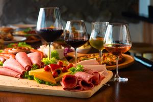 Sommelier präsentiert Weine bei einer Weinprobe