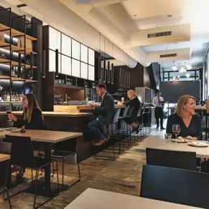 Gäste an der Bar der Weinbar