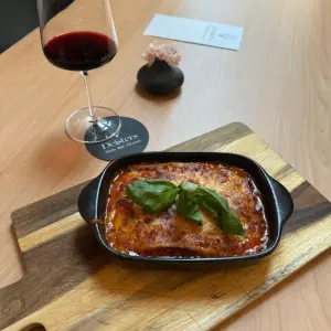 Frisch gebackene Pinsa auf einem Holzbrett