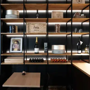 Detailansicht des Weinregals mit erlesenen Weinen